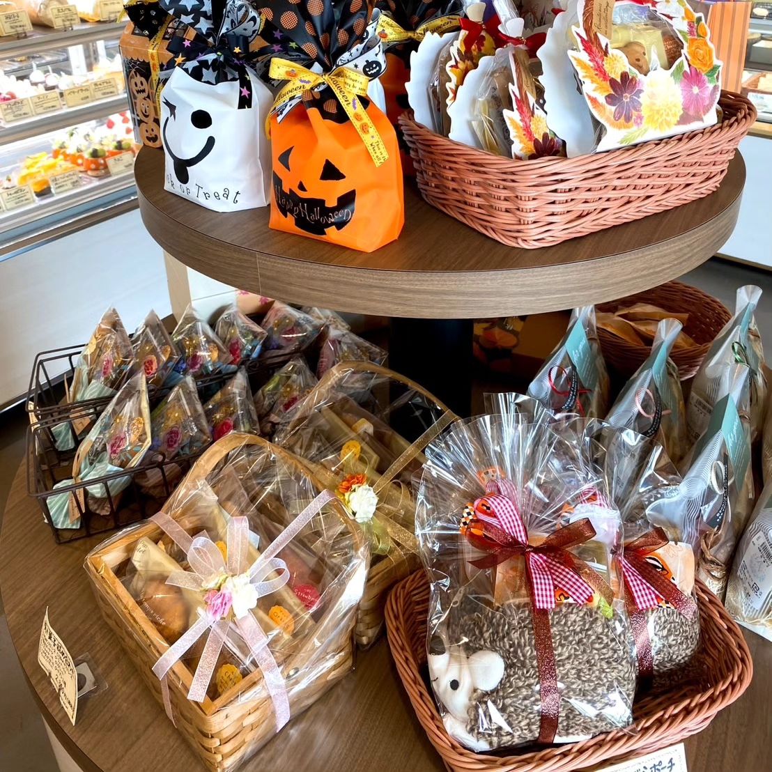 こんにちは、ベルネージュです

ハロウィンや秋の焼き菓子詰め合わせ
が少しずつ並び始めました😀
まとまった数が欲しい方はご予約を
オススメ致します

ご来店心よりお待ちしております‍♂