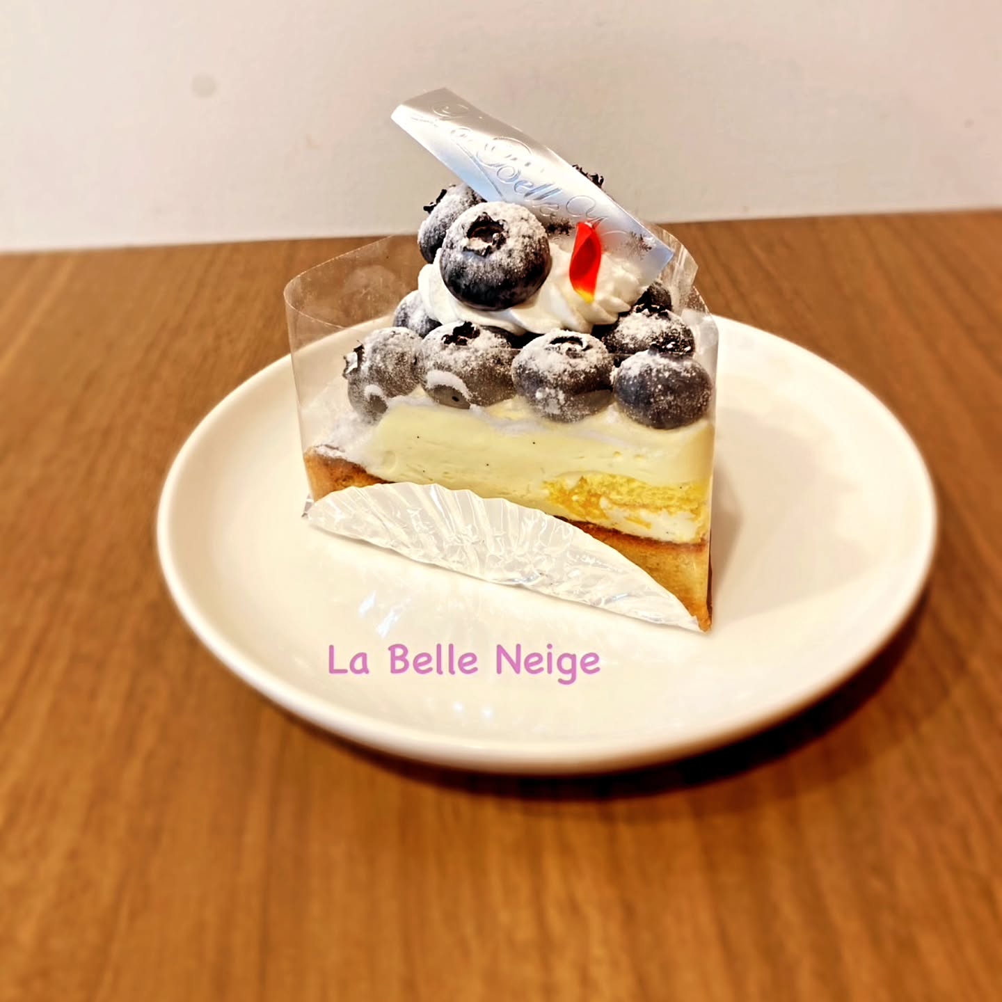 おはようございます、ベルネージュです

ブルーベリータルト始まりました
美里産のブルーベリーが取れる今の時期限定の
商品ですので是非、召し上がってみてください️

ご来店心よりお待ちしております‍♂️