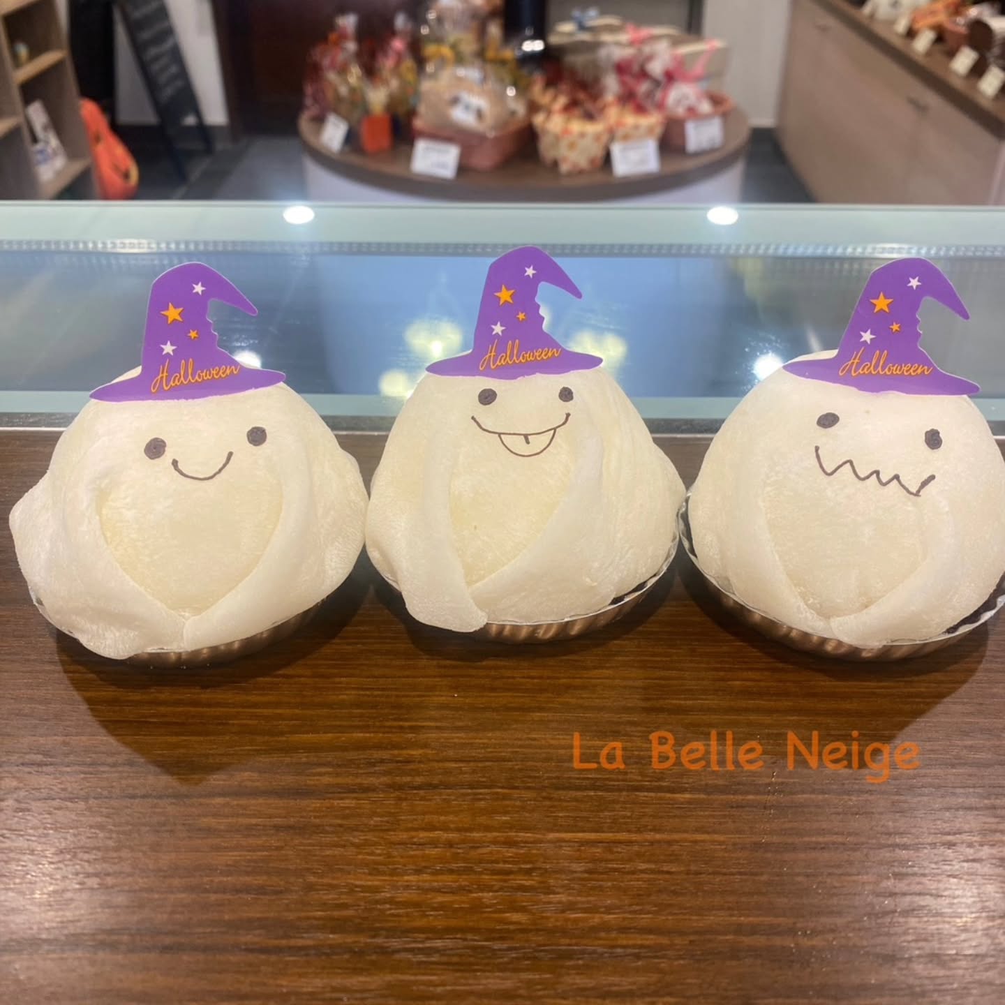 おはようございます、ベルネージュです

今日、明日限定でアーミンがおばけになります
カボチャのクッキーもお配りしてますがなくなり次第終了となりますのでご了承下さい‍♂️

ご来店心よりお待ちしております‍♂️