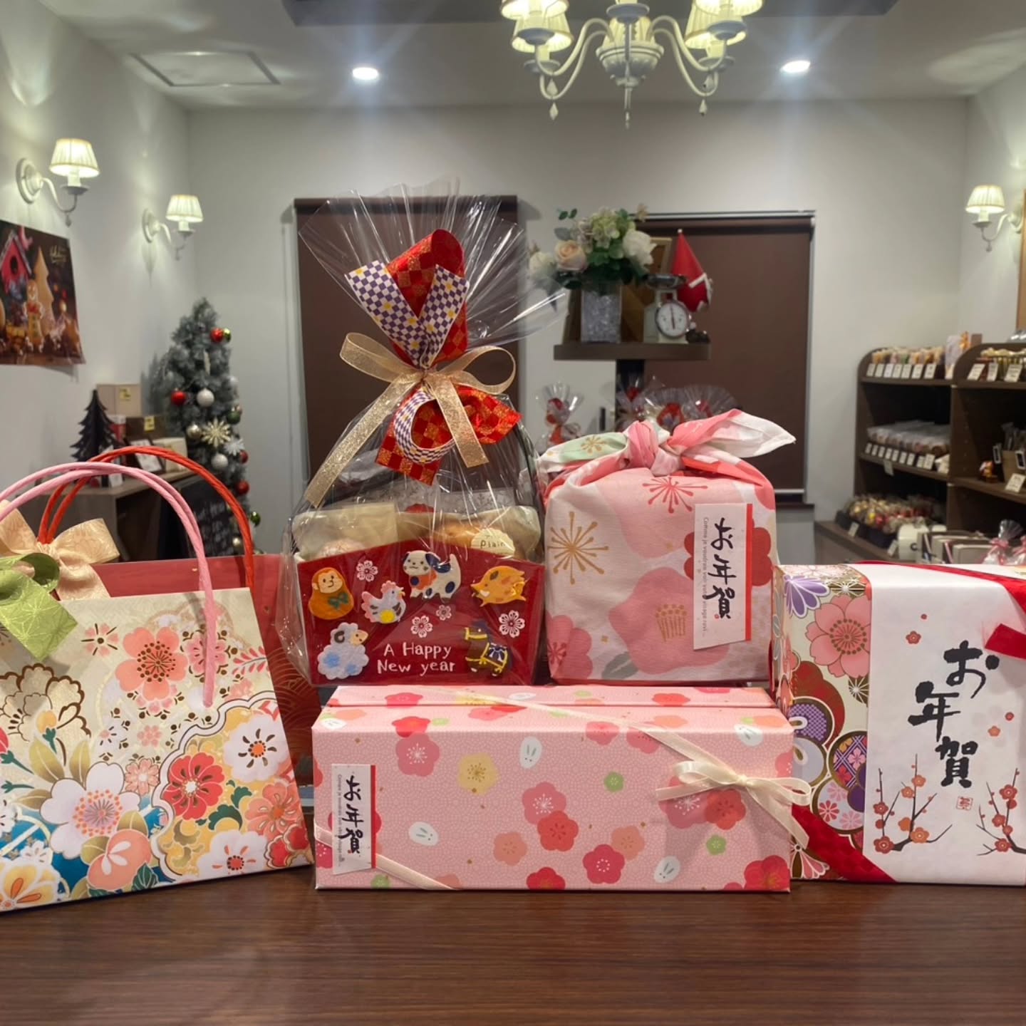 おはようございます、ベルネージュです

お年賀のギフトたくさんご用意しました
年明け1日~5日までお店のお休みを頂くので
年内にお買い求め下さい‍♂️
29日~31日までは短縮営業で17:00閉店
となりますのでお間違えないよう
お願い致します‍♂️

ご来店心よりお待ちしております‍♂️