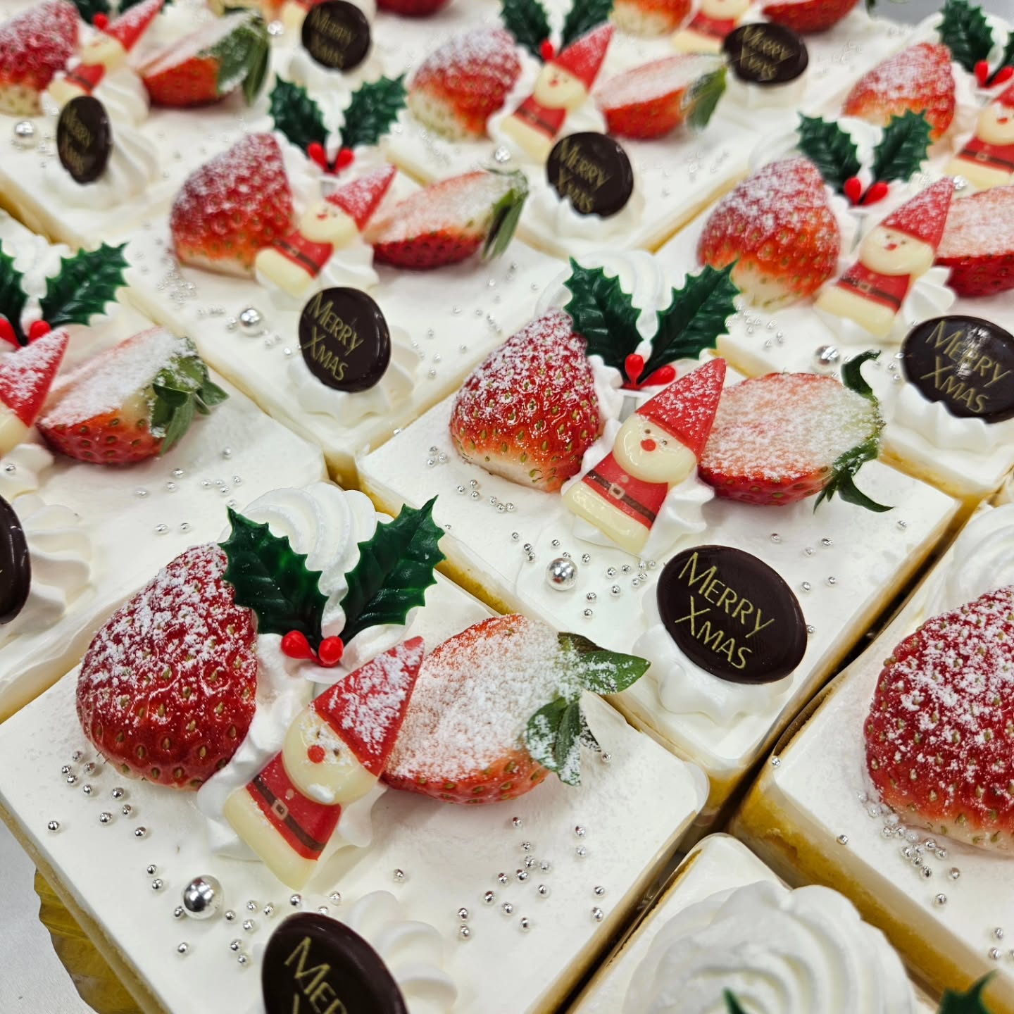 おはようございます、ベルネージュです

今日はクリスマスケーキのご予約の受け取りのみで
お店はお休みになります。受け取りの方もついでに他の物は購入出来ませんのでご了承下さい‍♂️

写真のケーキは毎年同級生がいる幼稚園に作っている特注ケーキです
今年もありがとうごさいました‍♂️

ご来店心よりお待ちしております‍♂️