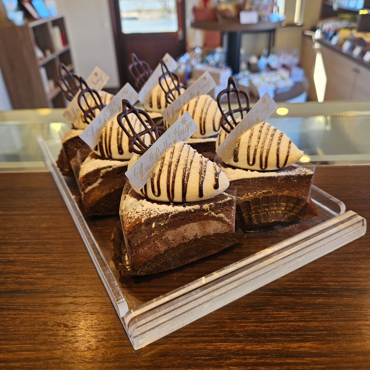 おはようございます、ベルネージュです

ショコラフロマージュが新しく加わりました
スフレタイプのチーズケーキにチョコレートを
入れてふわっとしっとり焼き上げました
期間限定商品ですので是非召し上がって
見てください️

ご来店心よりお待ちしております‍♂️