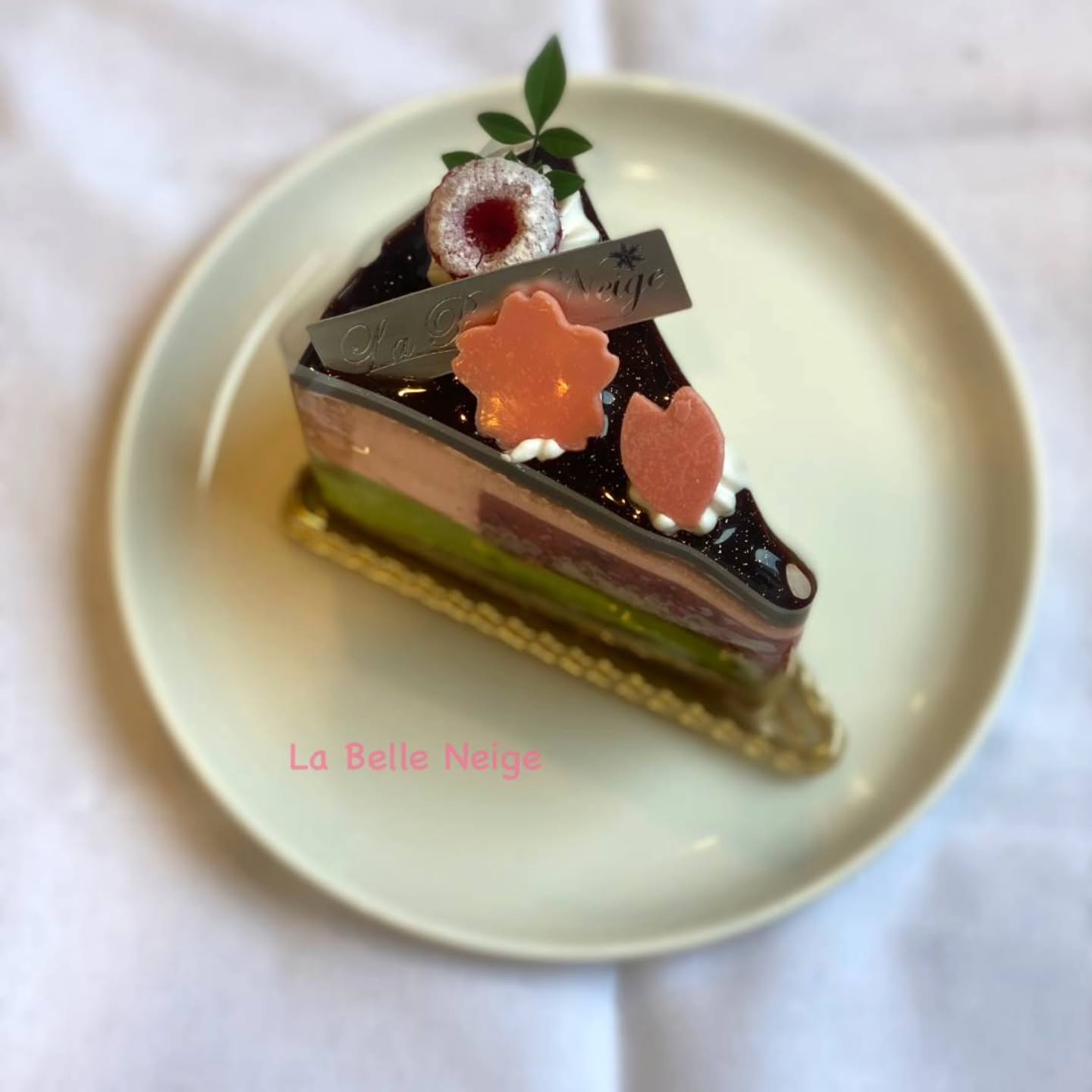 おはようございます、ベルネージュです

夜桜始まりました
桜と抹茶の二層のムースの中にグリオットのジュレ
が入っていて一番下はチョコレートと合わせたザクザク食感のフィヤンティーヌです
期間限定販売なので是非召し上がってみて下さい️

ご来店心よりお待ちしております‍♂️