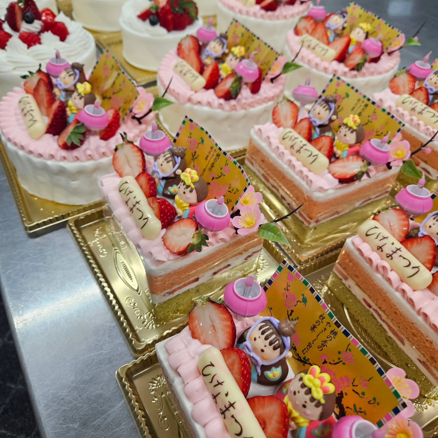 おはようございます、ベルネージュです

本日ひな祭りですね
すでにたくさんのお客様に来ていただいてますが
まだまだケーキございます
ホールのケーキもお電話頂ければあるうちは
お取り置きできます
追加しますがなくなり次第終了になりますので
宜しくお願い致します‍♂️

ご来店心よりお待ちしております‍♂️