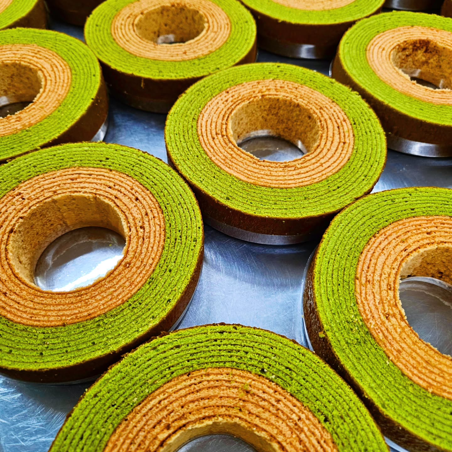 おはようございます、ベルネージュです

桜バウム販売しいます
3月上旬から出ていましたが
今になってしまいました
今在庫しているものが売れたら終了ですので
おそらく4月上旬位までだと思いますので
是非お買い求め下さい

ご来店心よりお待ちしております‍♂️