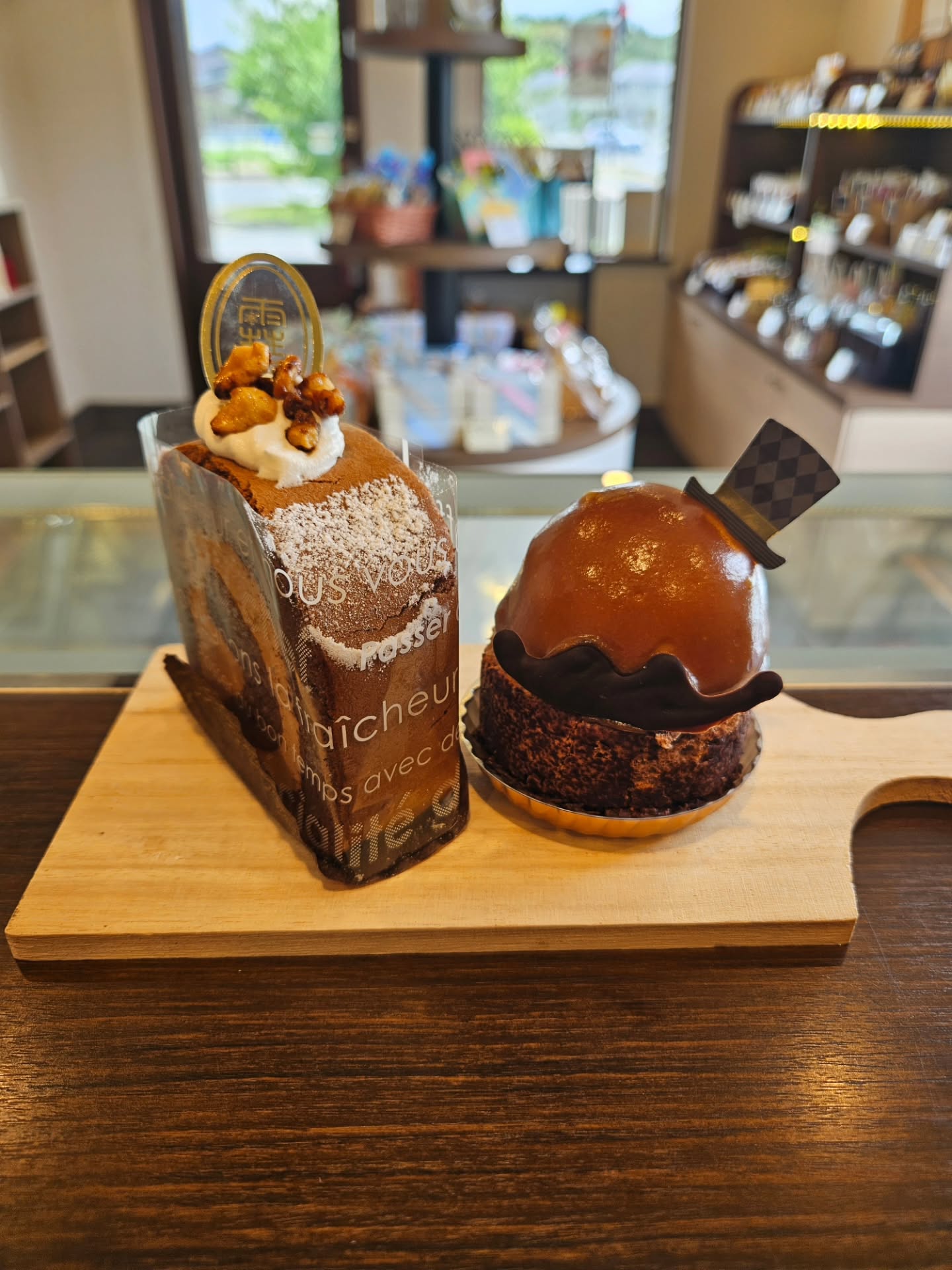 こんにちは、ベルネージュです

週末21日(日)は父の日ですね
甘いもの好きなお父さんにケーキはいかがですか？

チーズのサブレにフライドオニオンとブラックペッパーの入ったサブレはおつまみにもおすすめです。こちらは父の日のプチギフトにも少しですがお入れしております。(数に限りがあります)

コーヒーのケーキや父の日のプチギフトもご用意ございます！

ご来店心よりお待ちしております。

気温が高くなってきました
保冷剤や保冷バックなどお持ちいただけると、持ち歩きにも安心です